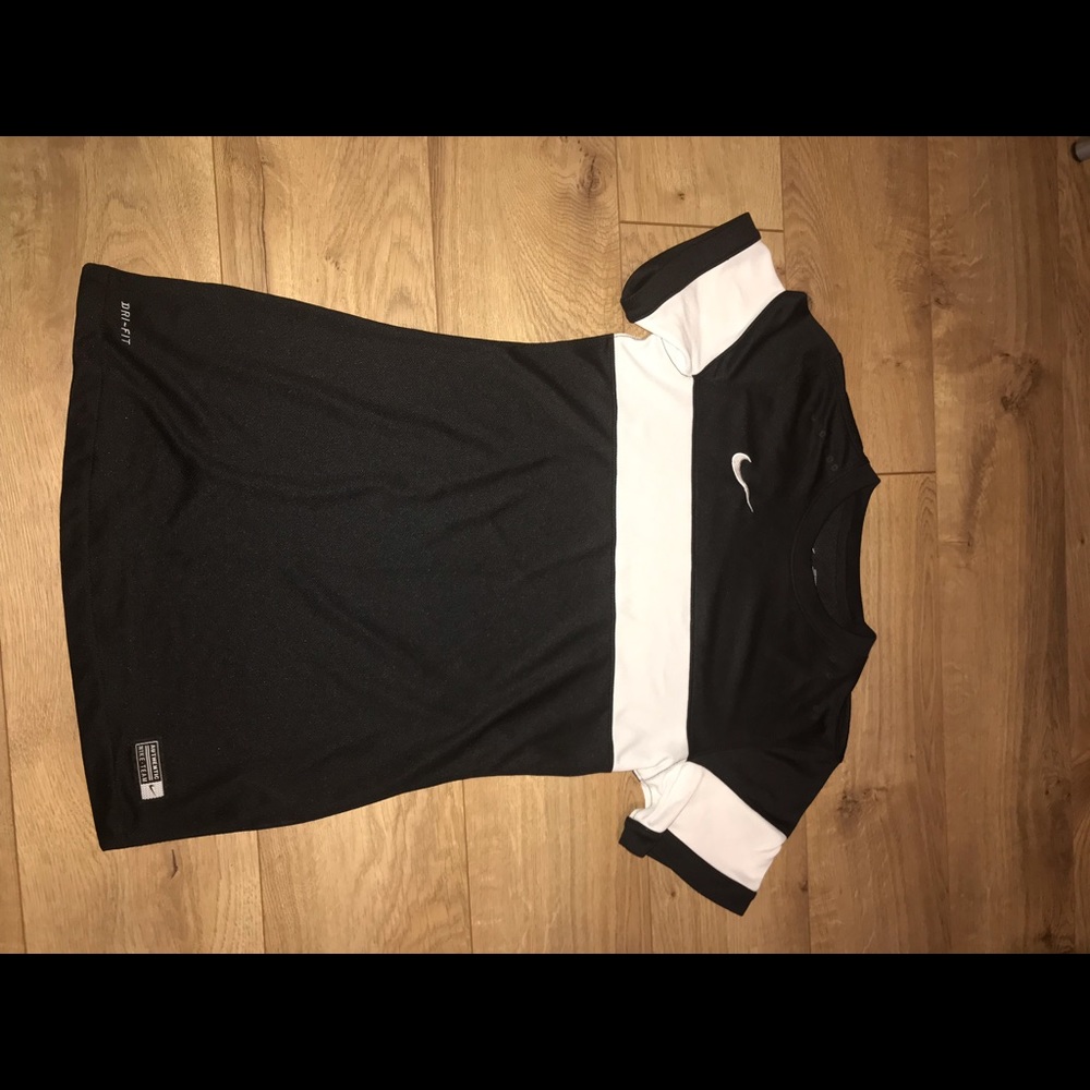 Dri-fit Mike black and white b, breathable shirt.